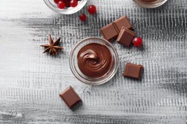 Ahşap arka plan üzerinde lezzetli çikolata ile kompozisyon