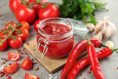 Kırmızı sos ve sebze masada kavanoz