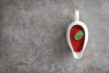 Sos tekne gri arka plan üzerinde kırmızı sos ile