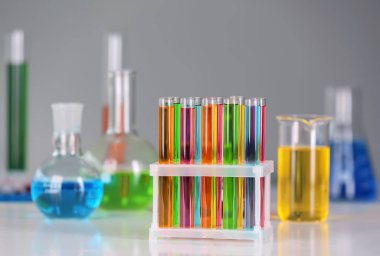 Test tüpleri ile laboratuvar renkli örnekleri