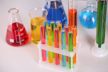 Test tüpleri ile laboratuvar renkli örnekleri