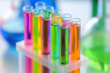 Laboratuvar, portre renkli örnekleri ile test tüpleri