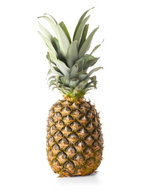 Beyaz arkaplanda taze ananas