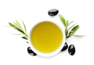 Siyah Zeytin ve beyaz arka plan üzerine kase