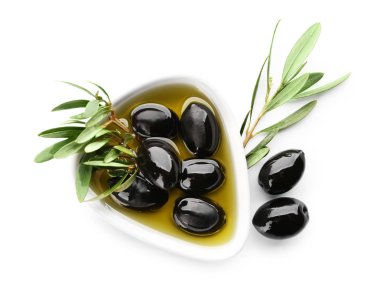 Siyah Zeytin ve beyaz arka plan üzerine kase