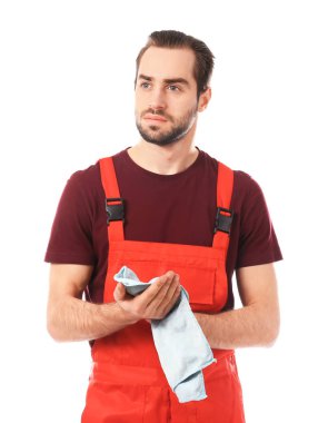 Beyaz arka plan üzerinde eller genç araba mekanik silme