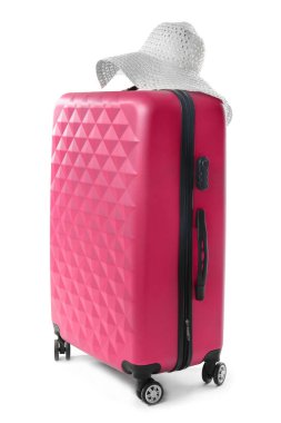 Büyük bavul ve beyaz arka plan üzerine şapka