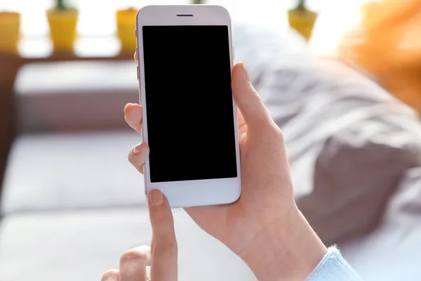 Woman using mobile phone indoors — Stock Photo, Image