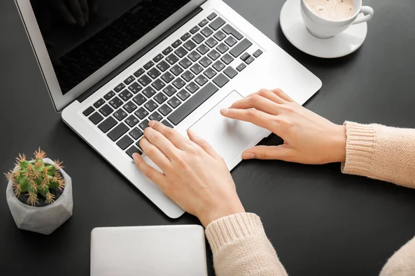 Jovem mulher usando laptop na mesa — Fotografia de Stock