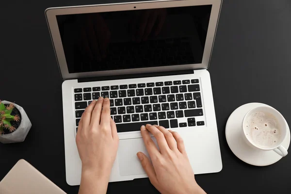 Jovem mulher usando laptop na mesa — Fotografia de Stock