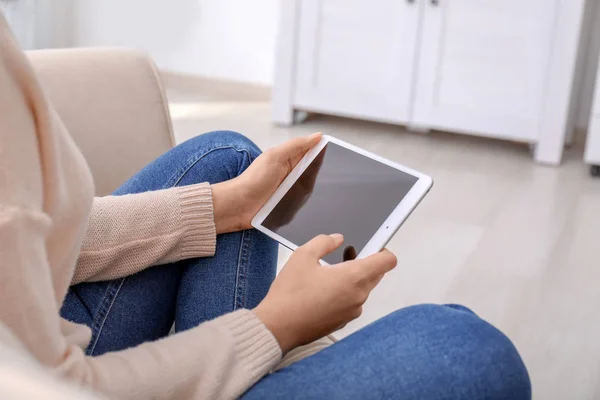 Mujer joven usando tableta en casa — Foto de Stock