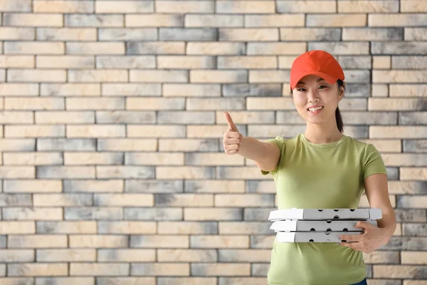벽돌 벽 바탕에 골 판지 피자 상자 아시아 여자. 음식 배달 서비스 — 스톡 사진