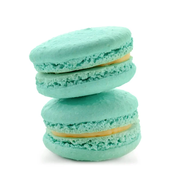 Köstliche blaue Macarons auf weißem Hintergrund — Stockfoto