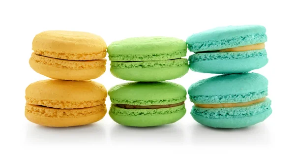 Deliziosi macaron colorati su sfondo bianco — Foto Stock