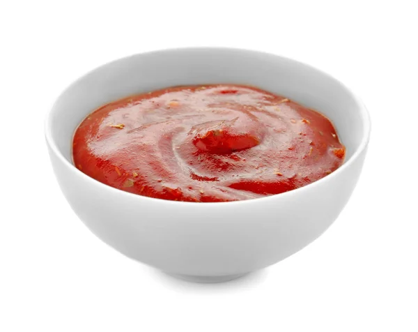 Deliciosa salsa barbacoa en tazón sobre fondo blanco —  Fotos de Stock