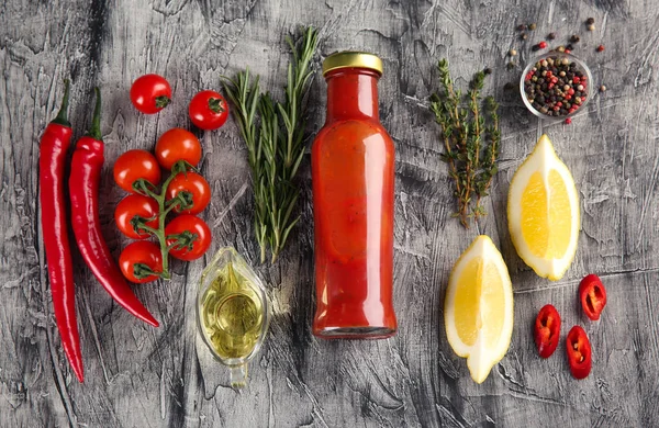 Composition with bottle of tasty sauce and vegetables on grey background, flat lay — Stock Photo, Image