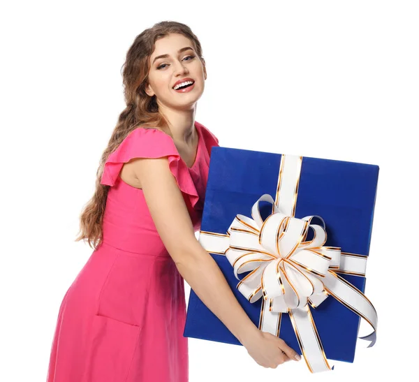 Gyönyörű fiatal nő, nagy ajándék doboz fehér háttér — Stock Fotó