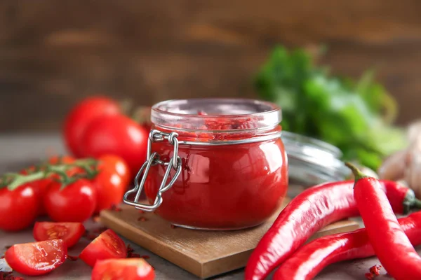 Βάζο με κόκκινη σάλτσα και λαχανικά στο τραπέζι — Φωτογραφία Αρχείου