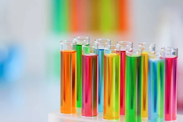 Tubos de ensaio com amostras coloridas em laboratório, close-up — Fotografia de Stock