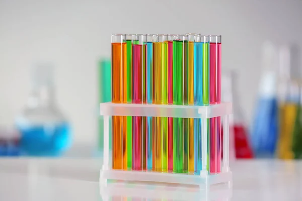 Provette con campioni colorati in laboratorio — Foto Stock