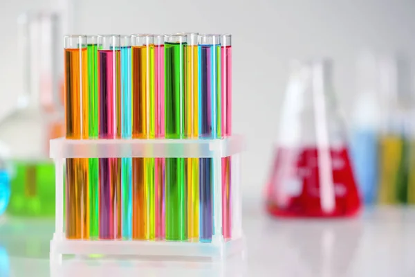 Δοκιμαστικοί σωλήνες με πολύχρωμα δείγματα στο εργαστήριο — Φωτογραφία Αρχείου