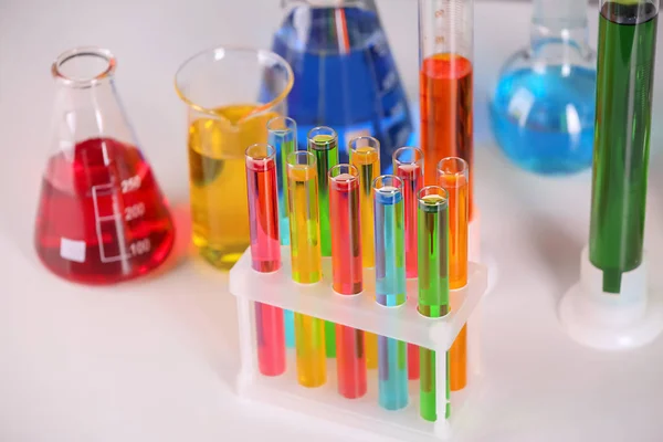 Tubos de ensayo con muestras coloridas en laboratorio —  Fotos de Stock