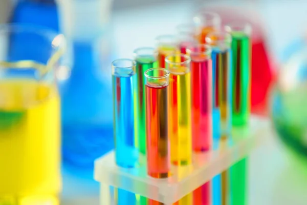 Tubes à essai avec échantillons colorés en laboratoire, gros plan — Photo