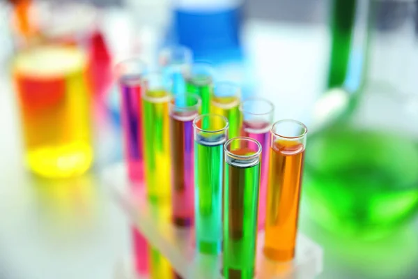 Tubos de ensaio com amostras coloridas em laboratório, close-up — Fotografia de Stock