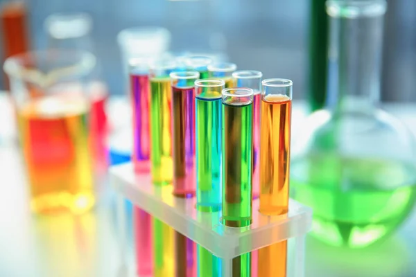 Tubes à essai avec échantillons colorés en laboratoire, gros plan — Photo