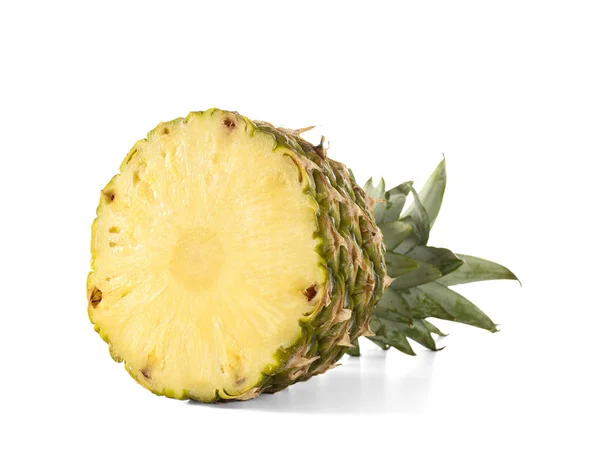 Die Hälfte der frischen Ananas auf weißem Hintergrund — Stockfoto