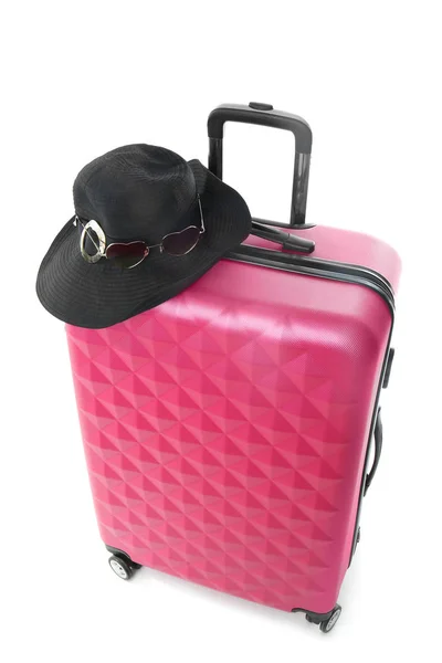 Duża walizka, kapelusz i okulary na białym tle — Zdjęcie stockowe