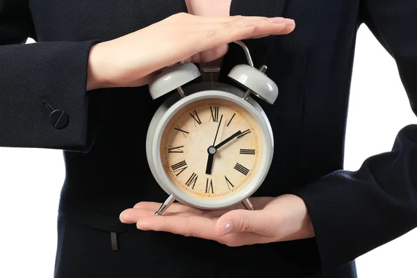 Mujer sosteniendo el reloj sobre fondo blanco, primer plano. Concepto de gestión del tiempo —  Fotos de Stock
