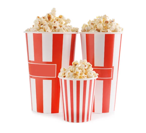 Bekers met lekkere popcorn op witte achtergrond — Stockfoto