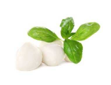 Mozzarella Peynirli cips ve fesleğen beyaz arka plan üzerinde