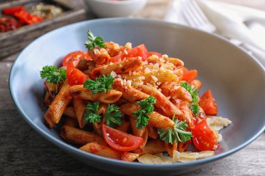 Lezzetli penne makarna ve tablo, closeup garnitür plaka