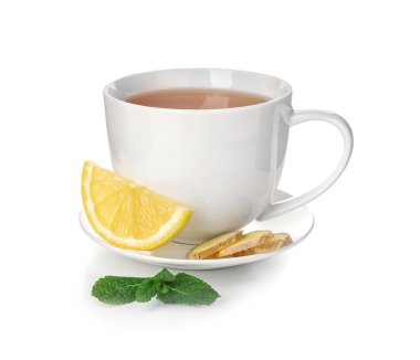 Lezzetli çay nane, limon ve beyaz zemin üzerine zencefil