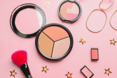 Renkli arka planda dekoratif kozmetik seti