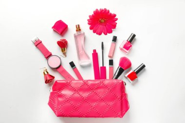 Beyaz arkaplanda dekoratif kozmetik ve aksesuarlar seti