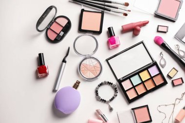 Beyaz arkaplanda dekoratif kozmetik ve aksesuarlar seti