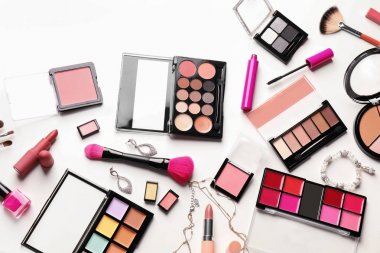 Beyaz arkaplanda dekoratif kozmetik ve aksesuarlar seti