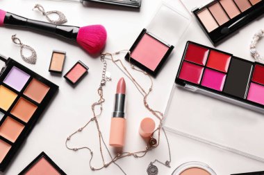 Beyaz arkaplanda dekoratif kozmetik ve aksesuarlar seti