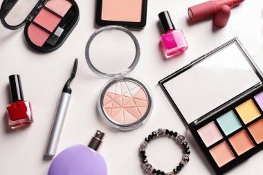 Beyaz arkaplanda dekoratif kozmetik seti