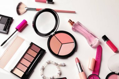 Beyaz arkaplanda dekoratif kozmetik seti