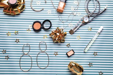 Renk arkaplanındaki dekoratif kozmetik ve aksesuarlar