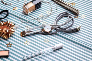 Renk arkaplanındaki dekoratif kozmetik ve aksesuarlar