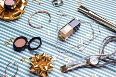 Renk arkaplanındaki dekoratif kozmetik ve aksesuarlar