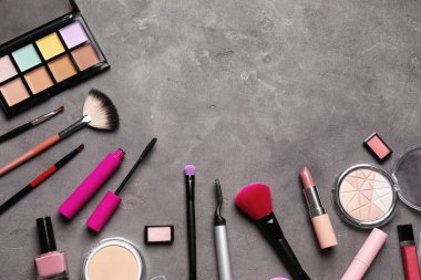 Dekoratif kozmetik fırçalar ile gri arka plan üzerinde ayarla