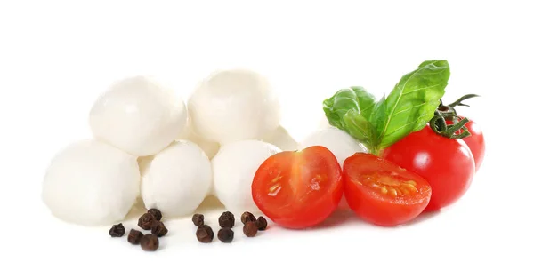 모 짜 렐 라 치즈 볼, 체리 토마토와 바 질 흰색 배경 — 스톡 사진