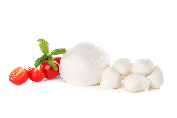모 짜 렐 라 치즈, 체리 토마토와 바 질 흰색 배경 — 스톡 사진