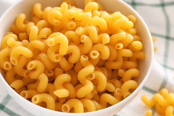 Cuenco con pasta sin cocer en la mesa, primer plano — Foto de Stock